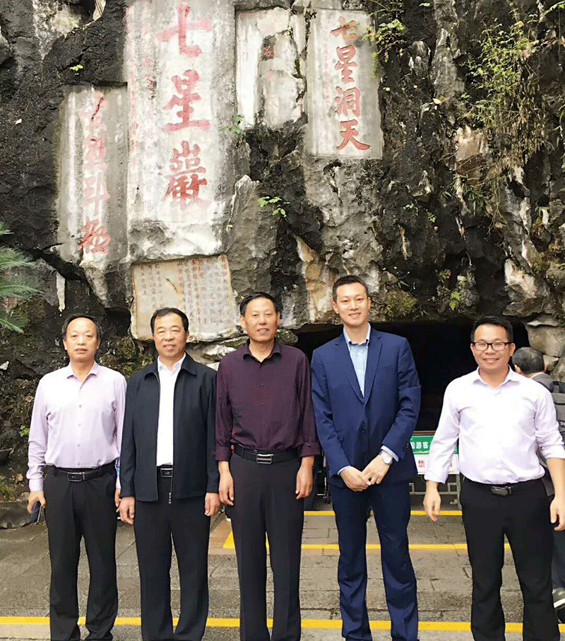 中鑄機(jī)械盧總與中國(guó)鑄造協(xié)會(huì)成員合影